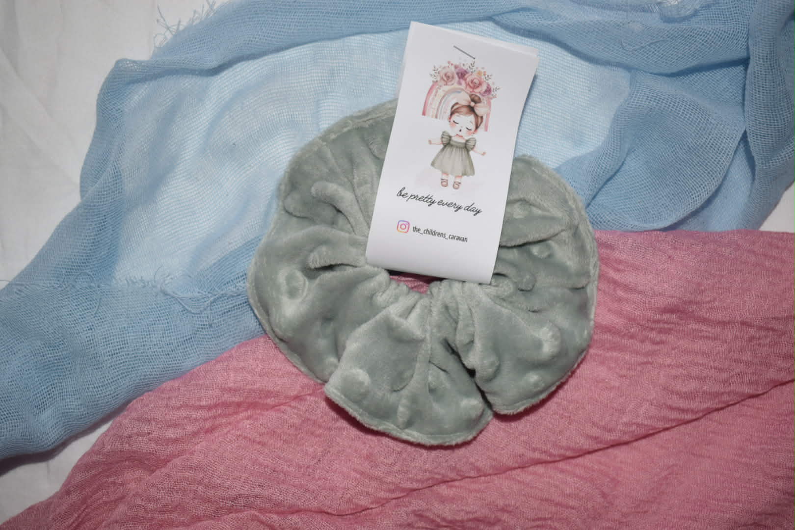 Scrunchies για τη Μαμά – Στυλ και Άνεση
